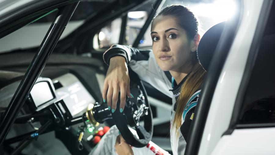 Интерьер Jaguar I-Pace eTrophy Viessmann Team Germany 2018 года  (фото 4 из 10)
